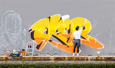 what is the difference between graffiti and street art